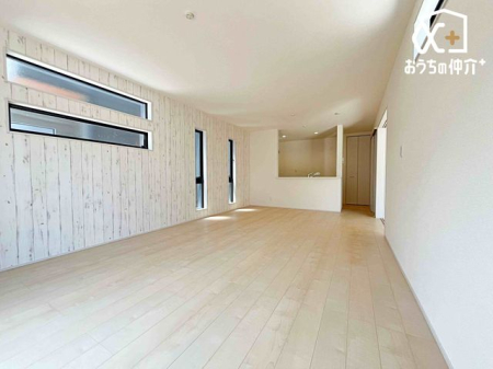 ���r���O �Ƒ��݂�Ȃ��u�₩�Ɍ��₩�ɉ߂�����悤�ɁA�D����������荞�񂾃��r���O�_�C�j���O�B�㎿�ȉ�����ɕ�܂��A���K�ŉ��₩�ȃv���C�x�[�g��Ԃł��B