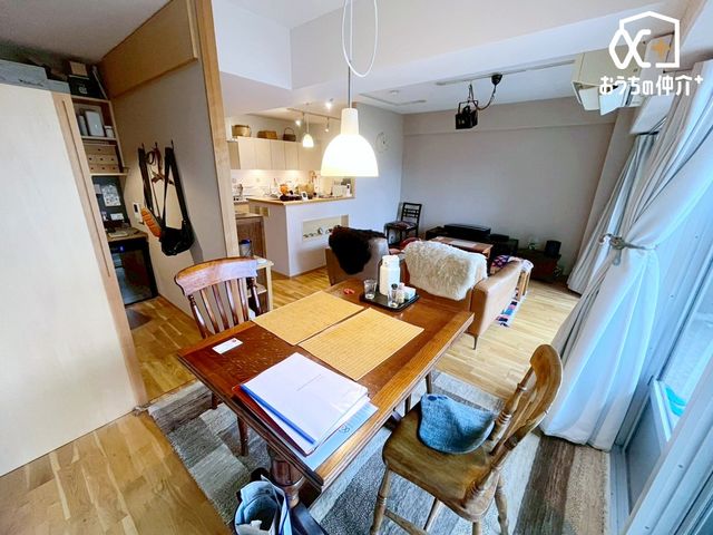 ���r���O �������������͋C��LDK�B�̂�т肭�낮�\�t�@��A���H�����y���ރ_�C�j���O�Z�b�g��u���Ă��������͂���܂���B