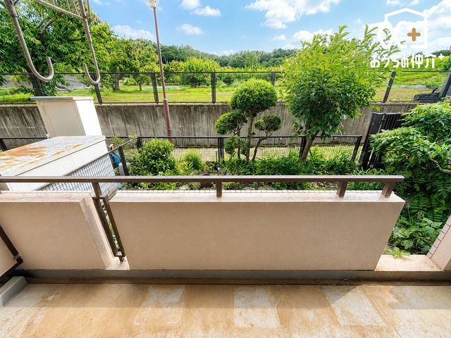 �o���R�j�[ �`Balcony�`���炩�ȗz�˂��������~���o���R�j�[�B���w�i�ɐS�n�悢�������������Ă����܂��B����O�֏o�ĊJ�����𖡂킦���Ԃł��B