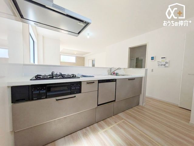 �L�b�`�� �`Kitchen�`�����g���L�b�`�������炱���A�H���̏������y�������ԂɁA�Z�������ł��X���[�Y�ɖ��ʂȂ���Ƃł���A���������ȒP�ɂł���ȂǁA�������y��������L�b�`���X�y�[�X�Ɏd�グ�܂����B