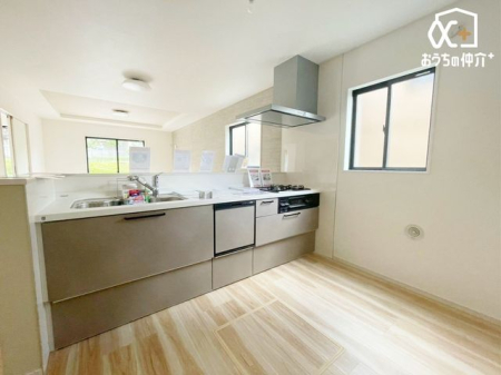 �L�b�`�� �`Kitchen�`�����g���L�b�`�������炱���A�H���̏������y�������ԂɁA�Z�������ł��X���[�Y�ɖ��ʂȂ���Ƃł���A���������ȒP�ɂł���ȂǁA�������y��������L�b�`���X�y�[�X�Ɏd�グ�܂����B