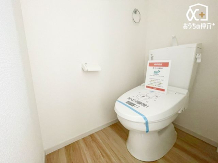 �g�C�� 2�K�g�C���̗l�q�ł��B1�K��2�K�ɂ��ꂼ�ꂲ�����܂��̂ŁA���̎��ԑтɂ����ݍ������ƂȂ����K�ɂ��g�����������܂��B