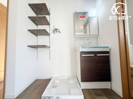 ���ʑ�E���ʏ� �������̂�����ʏ��́A�V���v���ł���Ȃ���@�\�I�ȃf�U�C���������B�L�߂̃X�y�[�X�Ǝ��[���[�����Ă���A�����̐g�x�x�₨����ꂪ�X���[�Y�ɍs���܂��B