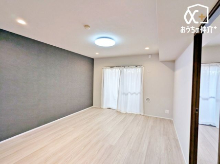 ���r���O �������̃o���R�j�[�ɖʂ����A���邢�����������ރ��r���O�_�C�j���O�B�Ƒ������R�ƏW�܂肽���Ȃ�悤�ȊJ���I�ȏZ��Ԃł��B���C�ɓ���̉Ƌ����ׂāA�������������̐S�n�悢�C���e���A���y���߂܂��B