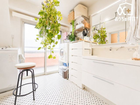 ���ʑ�E���ʏ� �`Wash room�`�傫�Ȑ��ʁ@�����g�����ʎ��B�Z�������ɂ͎g���₷�����ʂŁA�X�e�L�Ȉ���̃X�^�[�g������܂��傤�B