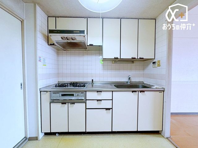 �L�b�`�� ��ƂɏW���ł���Ǖt���L�b�`���B�܂��A�ڂ̑O�ɕǂ����邱�Ƃɂ���ĉ���̔�юU��Ȃǂ��C�ɂ����ɍ�Ƃ��ł���Ƃ��������b�g������܂��B�����t�H�[�����Ɍ����\��
