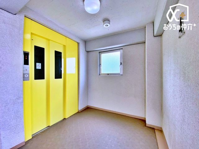 ���̑� �s�G���x�[�^�[�t�ړ����X���[�Y�ŁA�ו��̉^����x�r�[�J�[���p�����K�B�o���A�t���[�ŕ��L������ɗD�����A�h�Ɩʂł����S�ł��B