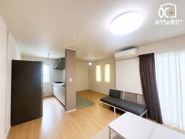 ���r���O �`Living�`�������������͋C��LDK�B�̂�т肭�낮�\�t�@��A���H�����y���ރ_�C�j���O�Z�b�g��u���Ă��������͂���܂���B��CG�ɂď����E�Ƌ���C�������ʐ^�ł�