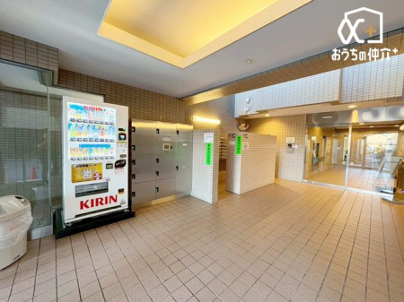 ���̑� �W���|�X�g�E��z�{�b�N�X�̗l�q�ł��B����̏ꍇ�ł����S���ĉו��̂��󂯎�肪�\�ȑ�z�{�b�N�X�ƁA�Y��Ɏ��������ꂽ�W���|�X�g