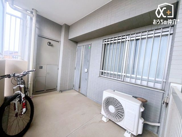 ���̑� ���֑O�ɂ�2.5���̃|�[�`������A���v���C�o�V�[�̎������ƂȂ��Ă���܂��B
