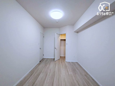 �Q�� �傫�ȃN���[�b�g�̂���Q���ł��B��R�̗m���Ȃǂ����[�ł��܂��B