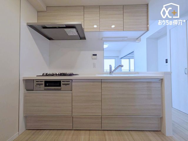 �L�b�`�� �`Kitchen�`�����g���L�b�`�������炱���A�H���̏������y�������ԂɁA�Z�������ł��X���[�Y�ɖ��ʂȂ���Ƃł���A���������ȒP�ɂł���ȂǁA�������y��������L�b�`���X�y�[�X�Ɏd�グ�܂����B