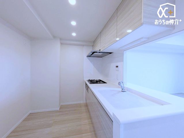 �L�b�`�� �`Kitchen�`�J�E���^�[�L�b�`���@���l�ڐ��̂�������ԁB�J�E���^�[�L�b�`���B�Ǝ������Ȃ�������q�l����ڂ𗣂��Ȃ��B���͂���l�l�ƒk�΂���B�J�E���^�[�L�b�`�������炱���\�ȓ���ł��B