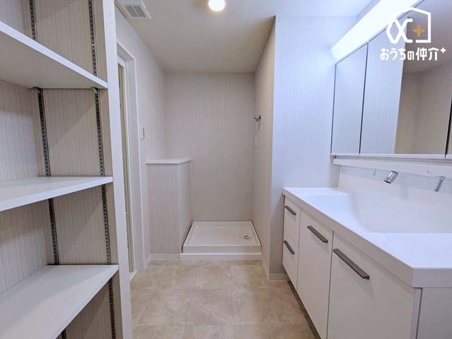 ���ʑ�E���ʏ� �`Wash room�`���̍Q�����������ԑтł��]�T�������Ďx�x�ł���L���p�E�_�[���[���B���������[���L�x�Ȃ̂Ō����ڂ��X�b�L���Ɛ������ڂł��܂��B