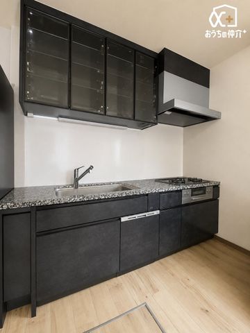 �L�b�`�� ��ƂɏW���ł���Ǖt���L�b�`���B�܂��A�ڂ̑O�ɕǂ����邱�Ƃɂ���ĉ���̔�юU��Ȃǂ��C�ɂ����ɍ�Ƃ��ł���Ƃ��������b�g������܂��B��AI���H�ɂĈꕔ�Ƌ���������Ă���܂��B