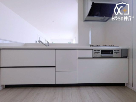�L�b�`�� �L�b�`���ƃ_�C�j���O�𕪂��A�H��◿���̎󂯓n�������₷���Ζʎ��B���������Ȃ���Ƒ��ƃR�~���j�P�[�V���������܂��B���C�ɓ���̎G�݂�A���őf�G�ȃJ�t�F�̂悤�ȋ�ԉ��o���y���߂܂��B