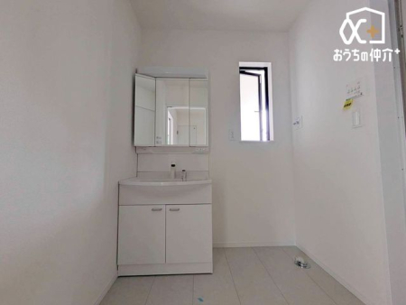 ���ʑ�E���ʏ� �������̂�����ʏ��́A�V���v���ł���Ȃ���@�\�I�ȃf�U�C���������B�L�߂̃X�y�[�X�Ǝ��[���[�����Ă���A�����̐g�x�x�₨����ꂪ�X���[�Y�ɍs���܂��B