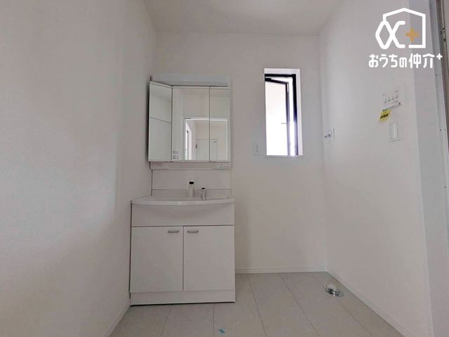 ���ʑ�E���ʏ� �������̂�����ʏ��́A�V���v���ł���Ȃ���@�\�I�ȃf�U�C���������B�L�߂̃X�y�[�X�Ǝ��[���[�����Ă���A�����̐g�x�x�₨����ꂪ�X���[�Y�ɍs���܂��B