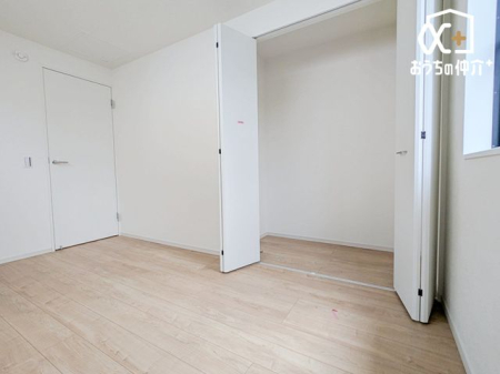 �q������ �q�������ɃI�X�X����5.0���m���̗l�q�B��e�ʂ̃N���[�[�b�g���t���Ă��邽�߁A���q�l�̕׋�����E�ߗށE�Q����֗��Ɏ��[�\�ł��B