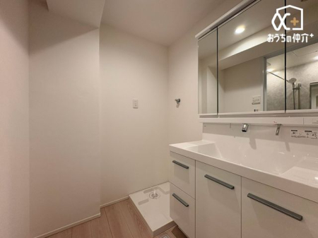 ���ʑ�E���ʏ� �`Wash room�`���̍Q�����������ԑтł��]�T�������Ďx�x�ł���L���p�E�_�[���[���B���������[���L�x�Ȃ̂Ō����ڂ��X�b�L���Ɛ������ڂł��܂��B