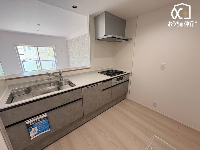 �L�b�`�� �`Kitchen�`�����g���L�b�`�������炱���A�H���̏������y�������ԂɁA�Z�������ł��X���[�Y�ɖ��ʂȂ���Ƃł���A���������ȒP�ɂł���ȂǁA�������y��������L�b�`���X�y�[�X�Ɏd�グ�܂����B