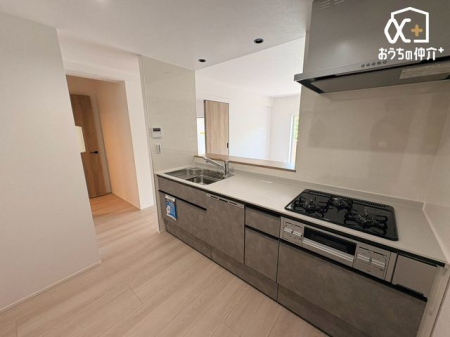 �L�b�`�� �`Kitchen�`�J�E���^�[�L�b�`���@���l�ڐ��̂�������ԁB�J�E���^�[�L�b�`���B�Ǝ������Ȃ�������q�l����ڂ𗣂��Ȃ��B���͂���l�l�ƒk�΂���B�J�E���^�[�L�b�`�������炱���\�ȓ���ł��B