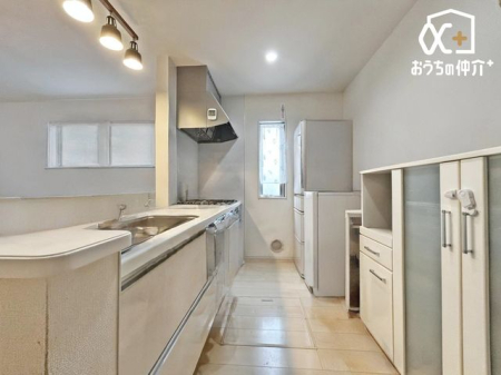 �L�b�`�� ���r���O�����n����V�X�e���L�b�`���́A�Ǝ����Ȃ�����Ƒ��Ƃ̃R�~���j�P�[�V�������āA�Ǝ����Ԃ��[���I���{�摜��CG���H�����摜�Ō����Ƃ͈قȂ�ꍇ���������܂�