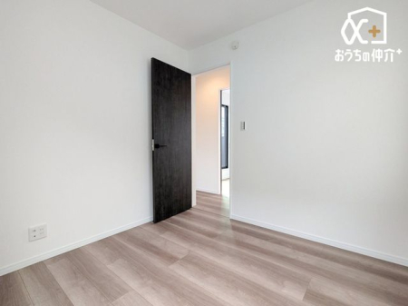�Q�� �g���ȗz�˂����������ރN���[�[�b�g�t���̐Q���̗l�q�ł��B���[�͂��L�x�ȃN���[�[�b�g���t���Ă���Q���́A���X�̕�炵������w�L���Ȃ��̂֕ς��Ă���܂��B
