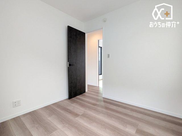 �Q�� �g���ȗz�˂����������ރN���[�[�b�g�t���̐Q���̗l�q�ł��B���[�͂��L�x�ȃN���[�[�b�g���t���Ă���Q���́A���X�̕�炵������w�L���Ȃ��̂֕ς��Ă���܂��B