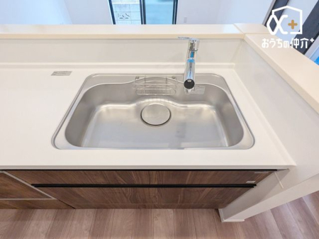�L�b�`�� �������Ȃ��炲�Ƒ��̂��炪�����L�b�`���ł��B�����������q�l�̗l�q���킩��̂ŁA���S���Ă������Ɏ��g��ł��������܂��B�������΂ɂ��邩���b�����R�ƒe�݂܂��B