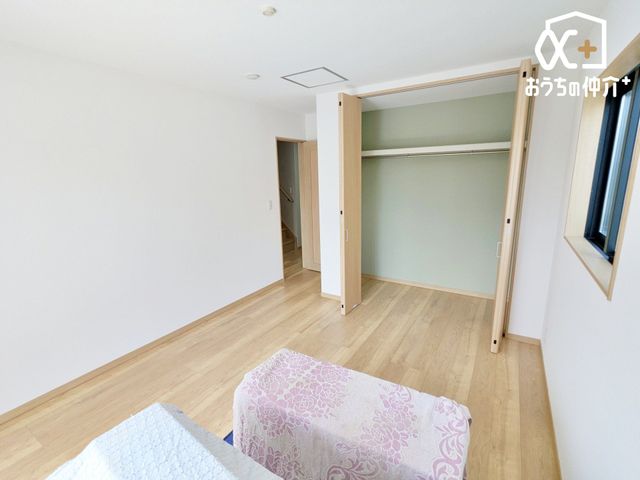 �q������ �q�������ɃI�X�X����7.5���m���̗l�q�B��e�ʂ̃N���[�[�b�g���t���Ă��邽�߁A���q�l�̕׋�����E�ߗށE�Q����֗��Ɏ��[�\�ł��B