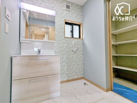 ���ʑ�E���ʏ� �E�߃X�y�[�X�����˂��@�\�I�Ȑ��ʎ��B  �Z�������̐g�x�x���X���[�Y�ɍs����݌v�ł��B