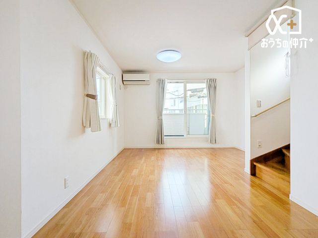 ���r���O �Ƒ��c���̎����߂����L�X�Ƃ����k�c�j�B�Q�̌��Ŗ��邢�z�˂����������ޖ����̋�ԂŉƑ��c�����B2�K���r���O�œ�������ƃv���C�o�V�[���m�ہI