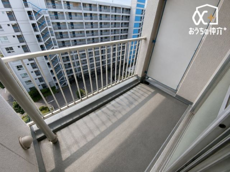 �o���R�j�[ �쓌�����̖��邳�����͂̃o���R�j�[�B����ꂽ�X�y�[�X�ł��A�S�n�悳�Ǝ��p������������m�ہB��AI�摜�����ɂ��󎺏�Ԃ��C���[�W�����ʐ^�ł��B