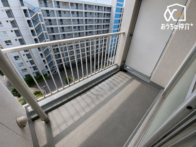 �o���R�j�[ �쓌�����̖��邳�����͂̃o���R�j�[�B����ꂽ�X�y�[�X�ł��A�S�n�悳�Ǝ��p������������m�ہB��AI�摜�����ɂ��󎺏�Ԃ��C���[�W�����ʐ^�ł��B