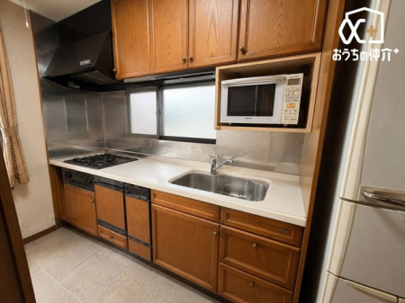 �L�b�`�� ��ƂɏW���ł���Ǖt���L�b�`���B�܂��A�ڂ̑O�ɕǂ����邱�Ƃɂ���ĉ���̔�юU��Ȃǂ��C�ɂ����ɍ�Ƃ��ł���Ƃ��������b�g������܂��B��AI�摜�����ɂ��󎺏�Ԃ��C���[�W�����ʐ^�ł��B
