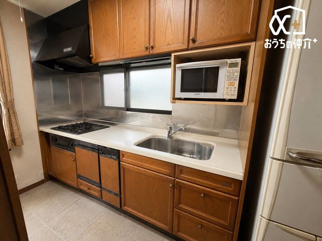 �L�b�`�� ��ƂɏW���ł���Ǖt���L�b�`���B�܂��A�ڂ̑O�ɕǂ����邱�Ƃɂ���ĉ���̔�юU��Ȃǂ��C�ɂ����ɍ�Ƃ��ł���Ƃ��������b�g������܂��B��AI�摜�����ɂ��󎺏�Ԃ��C���[�W�����ʐ^�ł��B
