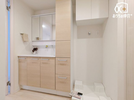���ʑ�E���ʏ� �`Wash room�`���̍Q�����������ԑтł��]�T�������Ďx�x�ł���L���p�E�_�[���[���B���������[���L�x�Ȃ̂Ō����ڂ��X�b�L���Ɛ������ڂł��܂��B