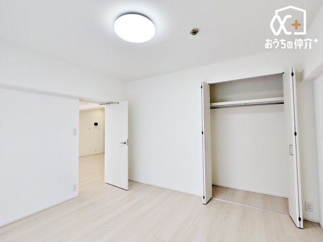 �q������ �q�������ɃI�X�X����7.5���m���̗l�q�B��e�ʂ̃N���[�[�b�g���t���Ă��邽�߁A���q�l�̕׋�����E�ߗށE�Q����֗��Ɏ��[�\�ł��B