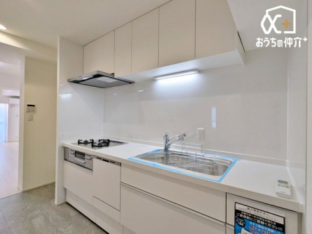 �L�b�`�� ��ƂɏW���ł���Ǖt���L�b�`���B�܂��A�ڂ̑O�ɕǂ����邱�Ƃɂ���ĉ���̔�юU��Ȃǂ��C�ɂ����ɍ�Ƃ��ł���Ƃ��������b�g������܂��B