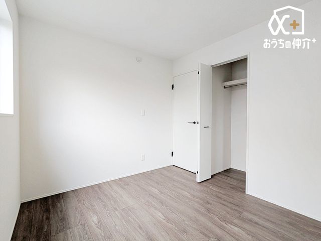 �q������ �q�������ɃI�X�X����5.25���m���̗l�q�B�傫�߂̃N���[�[�b�g���t���Ă��邽�߁A���q�l�̕׋�����E�ߗޓ����֗��Ɏ��[�\�ł��B