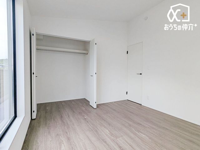 �Q�� ���[�[�b�g�t���̐Q���̗l�q�ł��B�o���R�j�[������̒g���ȗz�˂��ƁA���[�͂��L�x�ȃN���[�[�b�g���t���Ă���Q���́A���X�̕�炵������w�L���ȕ��֕ς��Ă���܂��B