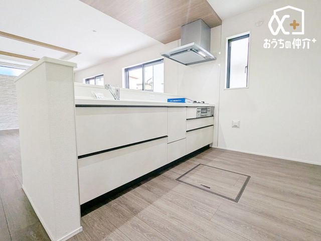 �L�b�`�� �������Ȃ��炲�Ƒ��̂��炪�����L�b�`���ł��B�����������q�l�̗l�q���킩��̂ŁA���S���Ă������Ɏ��g��ł��������܂��B�������΂ɂ��邩���b�����R�ƒe�݂܂��B