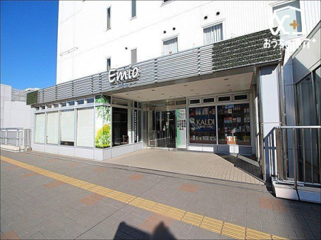 ���ӊ� Emio�ےJ �k��10���B�c�Ǝ���10:00-21:00 ���D�����̃V���b�s���O���[���ł��B���H�X��G�݉�����Ȃǂ���܂��B ���֏�F�L�� 780m
