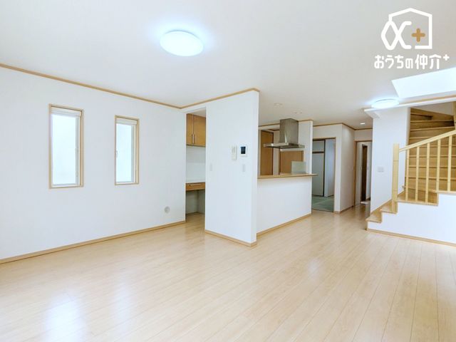 ���r���O �L�X�Ƃ�����18.9����LDK�́A�傫�ȃ\�t�@��u���Ă���Ƃ肽���Ղ�B���Ƒ��݂�Ȃł�����芰���鉷���ȋ�Ԃł��B