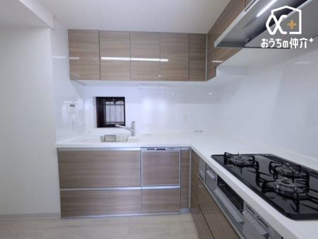 �L�b�`�� ��ƂɏW���ł���Ǖt���L�b�`���B�܂��A�ڂ̑O�ɕǂ����邱�Ƃɂ���ĉ���̔�юU��Ȃǂ��C�ɂ����ɍ�Ƃ��ł���Ƃ��������b�g������܂��B