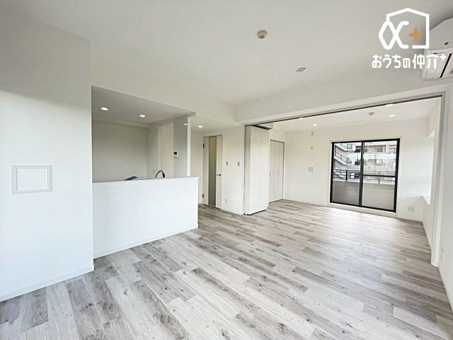 ���r���O �Ƒ��݂�Ȃ��u�₩�Ɍ��₩�ɉ߂�����悤�ɁA�D����������荞�񂾃��r���O�_�C�j���O�B�㎿�ȉ�����ɕ�܂��A���K�ŉ��₩�ȃv���C�x�[�g��Ԃł��B