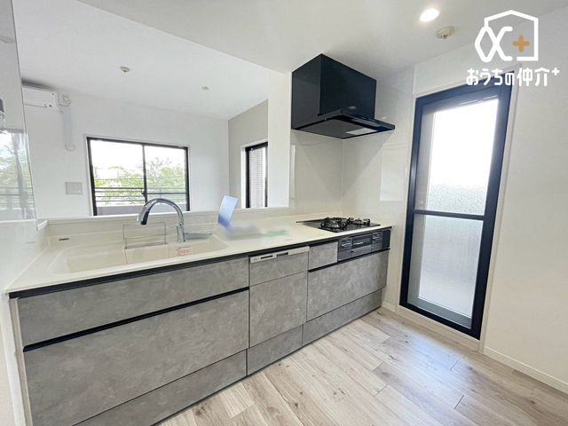 �L�b�`�� �Ƒ��Ɖ�b���y���߂�L�b�`���ł��B�������΂ɂ��邩��A��b�����R�Ƃ͂��݂܂��B�܂��A���r���O�̗l�q���킩��̂ň��S���č�ƂɏW���ł��܂��ˁB