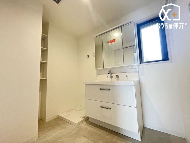 ���ʑ�E���ʏ� �������̂�����ʏ��́A�V���v���ł���Ȃ���@�\�I�ȃf�U�C���������B�L�߂̃X�y�[�X�Ǝ��[���[�����Ă���A�����̐g�x�x�₨����ꂪ�X���[�Y�ɍs���܂��B