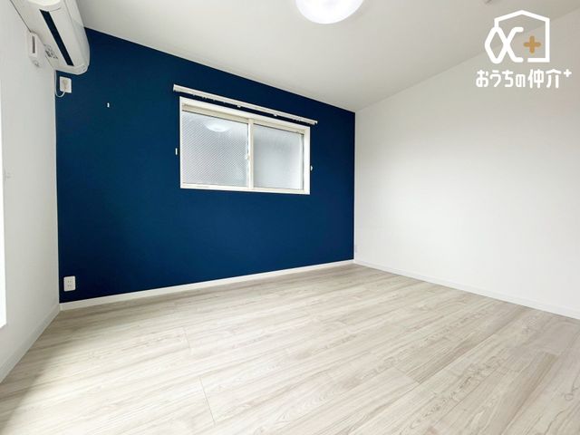 �Q�� 6.6���̃o���R�j�[�ɖʂ�����Ƃ肠��Q���́A�_�炩�Ȍ��ɕ�܂ꂽ�����̋�ԁB�x�b�h����[�Ƌ���������z�u�ł��A������Â��ɐS�n�悭�߂����܂��B